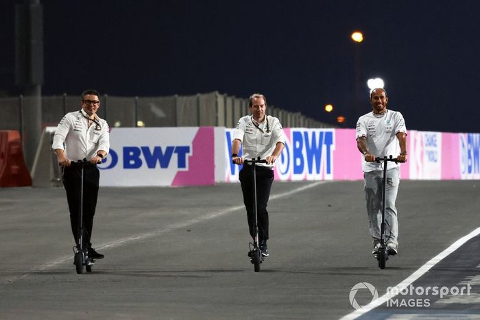 Lewis Hamilton, Mercedes recorre la pista en patinete
