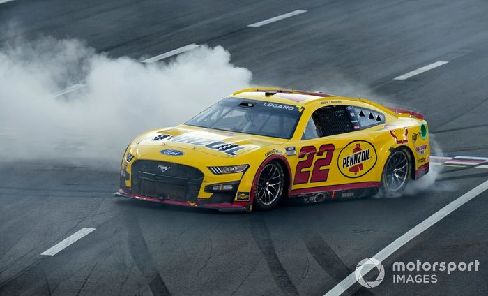 Joey Logano, Equipo Penske, Ford Mustang Shell Pennzoil celebra su victoria en la carrera
