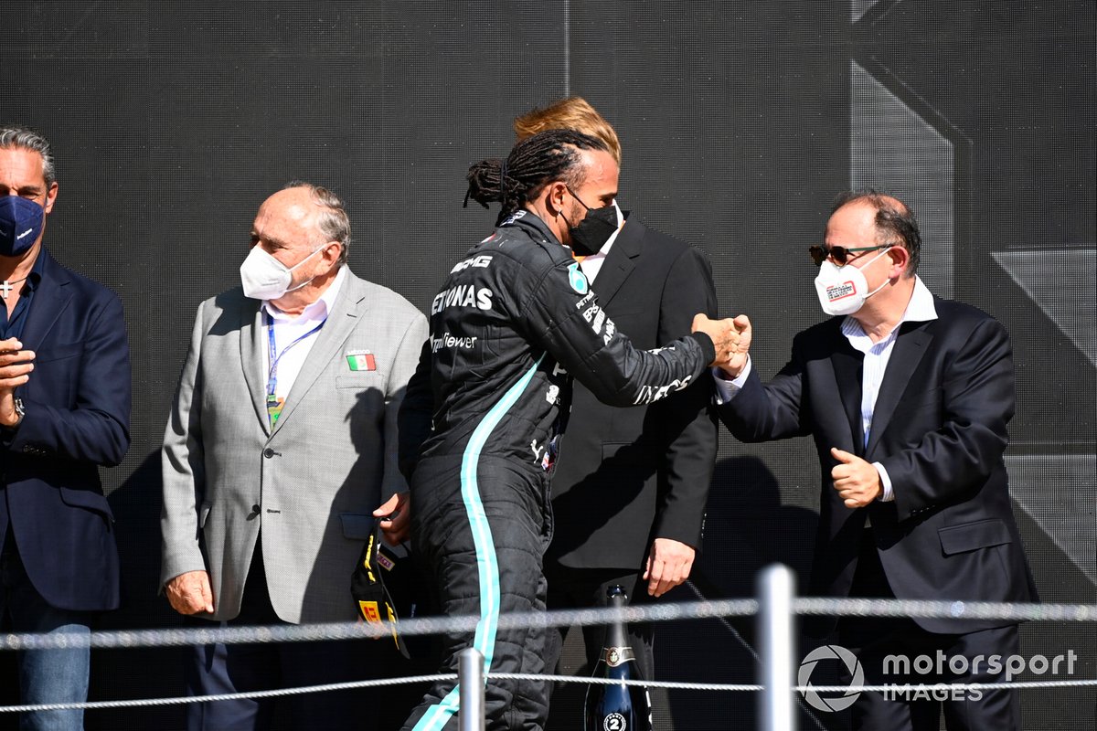 Podio: segundo lugar Lewis Hamilton, Mercedes