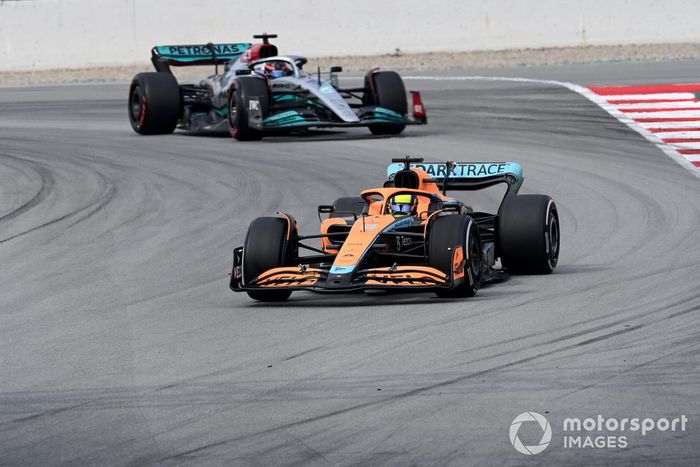 Lando Norris, McLaren MCL36, George Russell, Mercedes W13