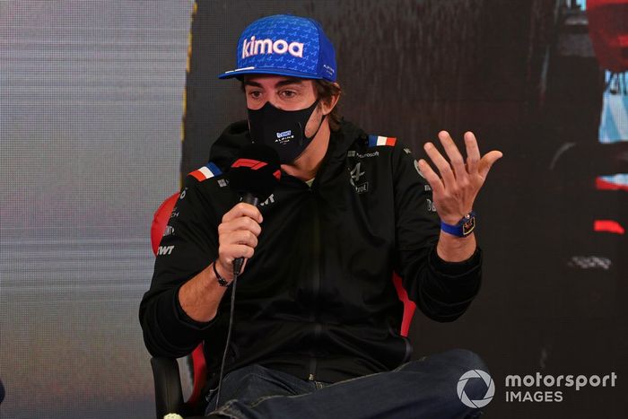 Fernando Alonso, del equipo Alpine F1, en la rueda de prensa