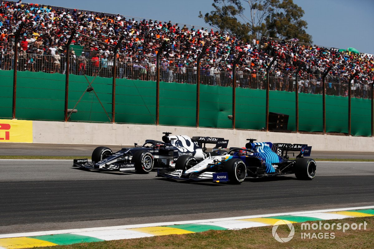 Yuki Tsunoda, AlphaTauri AT02, lucha con George Russell, Williams FW43B