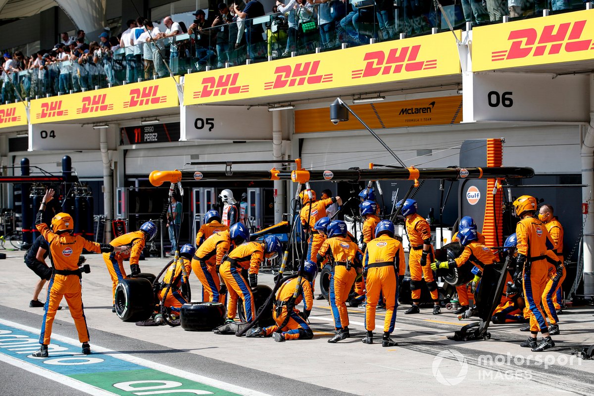 La meccanici della McLaren si preparano alla sosta