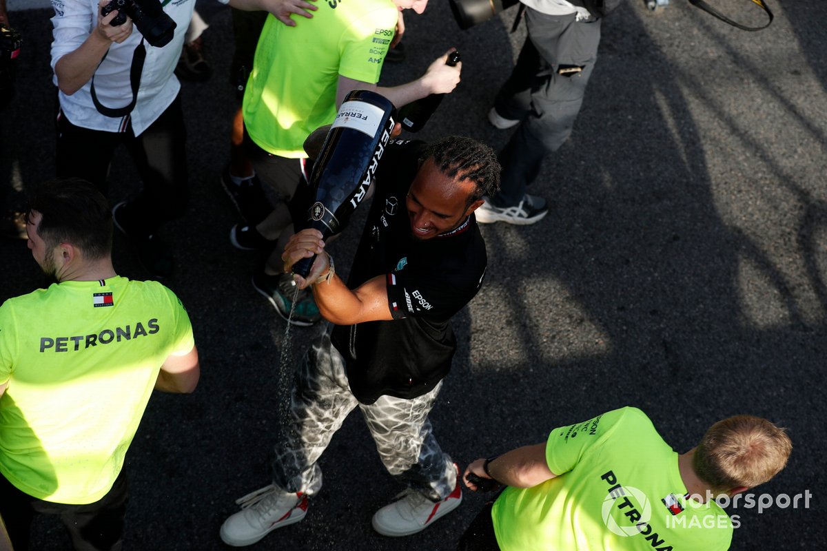 Lewis Hamilton, Mercedes, y el equipo Mercedes celebran tras la carrera con Champagne