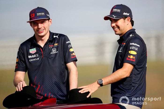 Max Verstappen, Red Bull Racing y Sergio Pérez, Red Bull Racing, posan con un Honda NSX