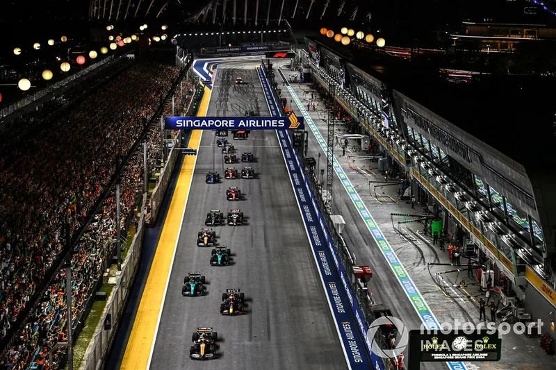Lando Norris, McLaren MCL38, Max Verstappen, Red Bull Racing RB20, Lewis Hamilton, Mercedes F1 W15, le reste du peloton au départ de la course.