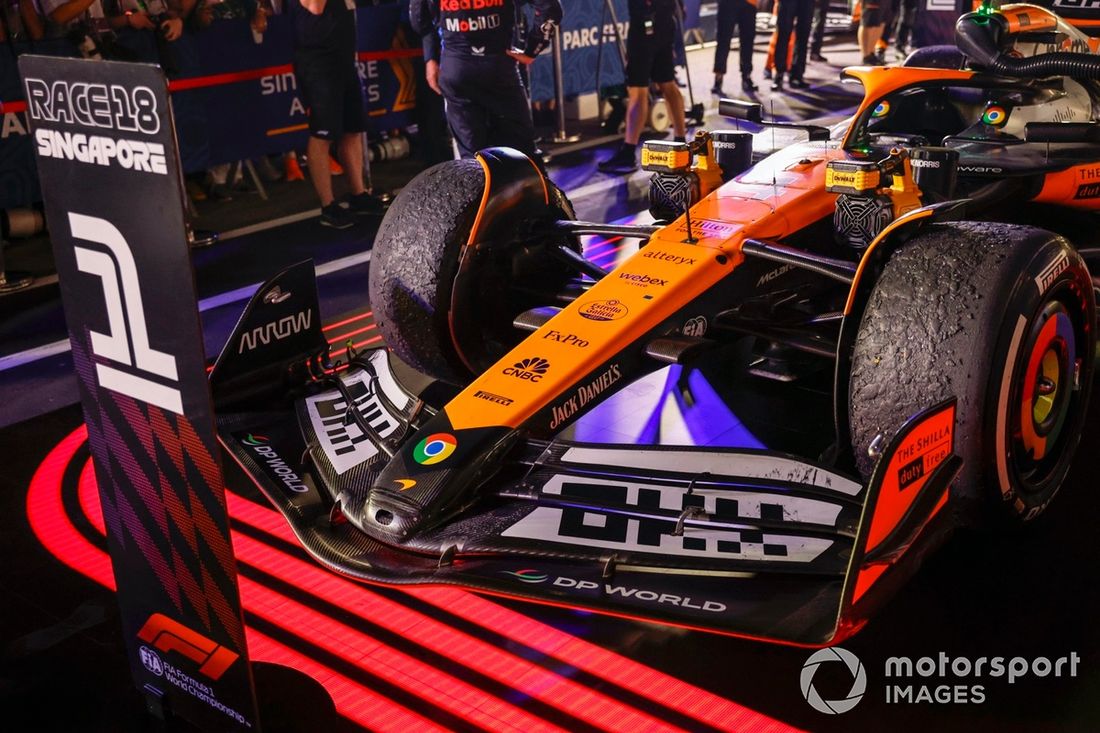 El coche de Lando Norris, McLaren MCL38, 1ª posición, en Parc Ferme