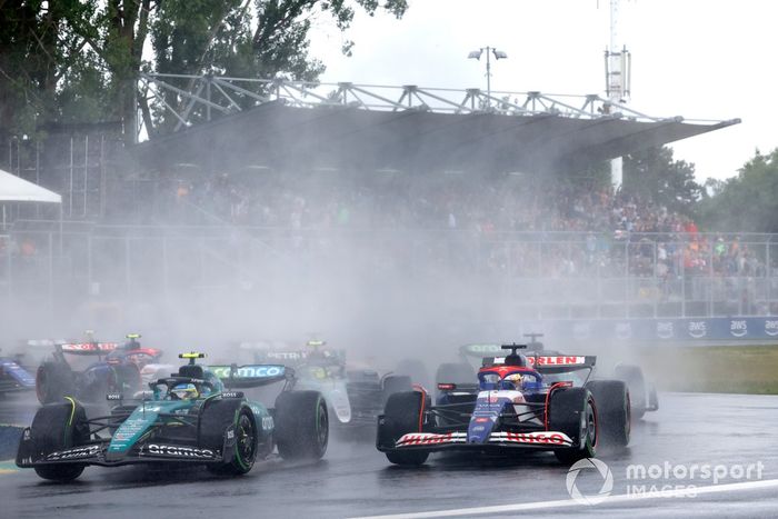 Fernando Alonso, Aston Martin AMR24, Daniel Ricciardo, RB F1 Team VCARB 01, Lewis Hamilton, Mercedes F1 W15, el resto de la parrilla en la salida.