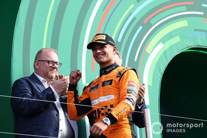 Lando Norris, McLaren F1 Team, 1ª posición, sube al podio