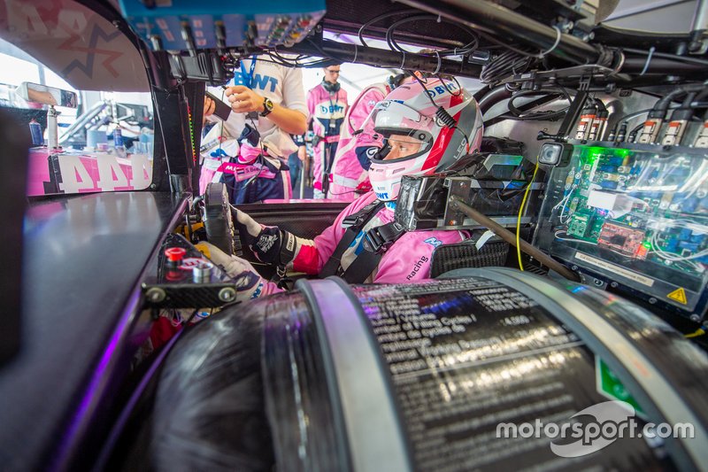 De cockpit van de Force VIII vol indrukwekkende technologie