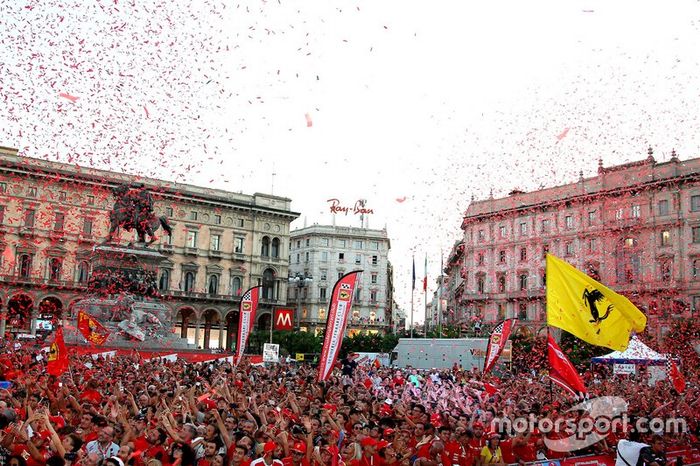 Piazza Duomo com fãs da Ferrari