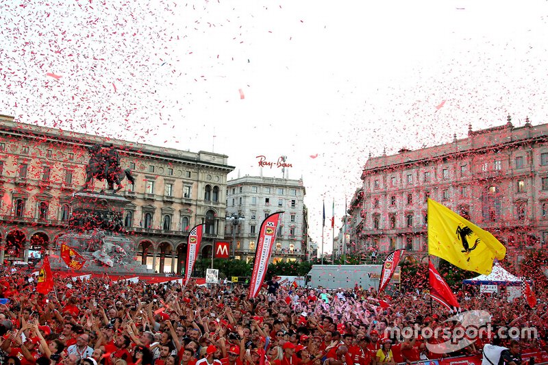 La Piazza Duomo con los fans de Ferrari