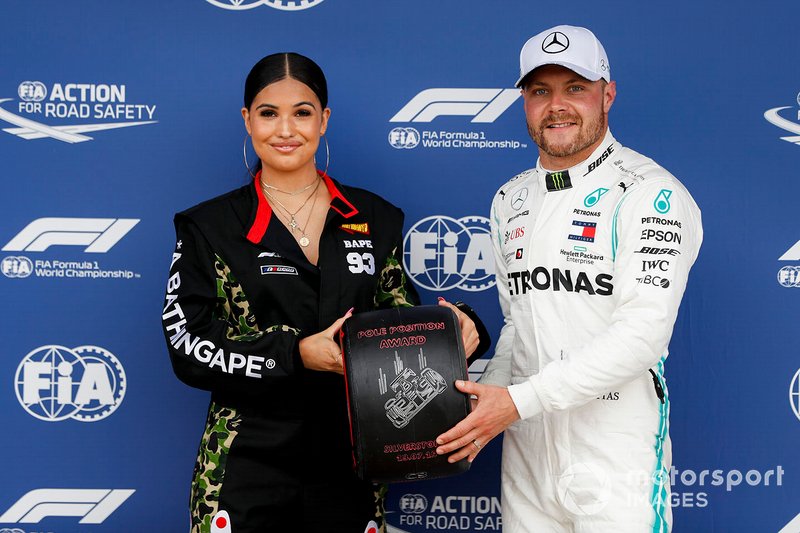 Valtteri Bottas, Mercedes AMG F1 con el premio Pirelli pole position de manos de la cantante y compositora Mabel