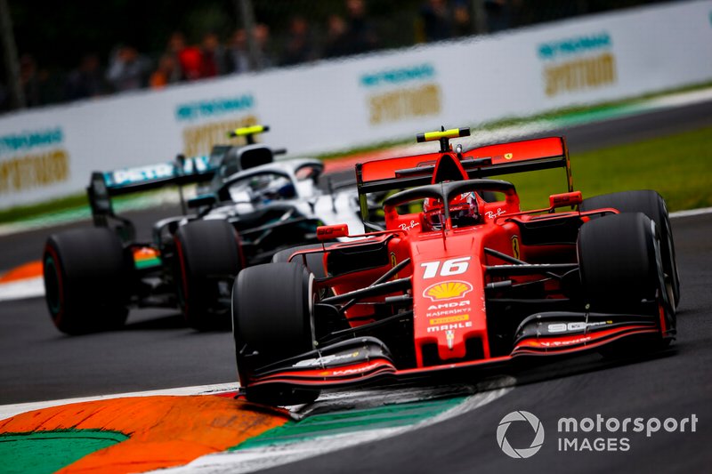 Charles Leclerc, Ferrari SF90, precede Valtteri Bottas, Mercedes AMG W10