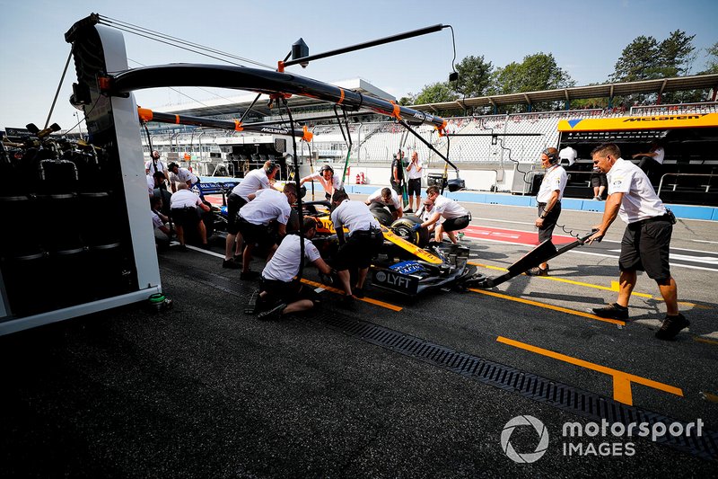 Механики McLaren отрабатывают процедуру пит-стопа