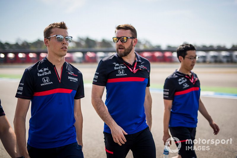 Daniil Kvyat, Toro Rosso fait un trackwalk avec ses mécaniciens
