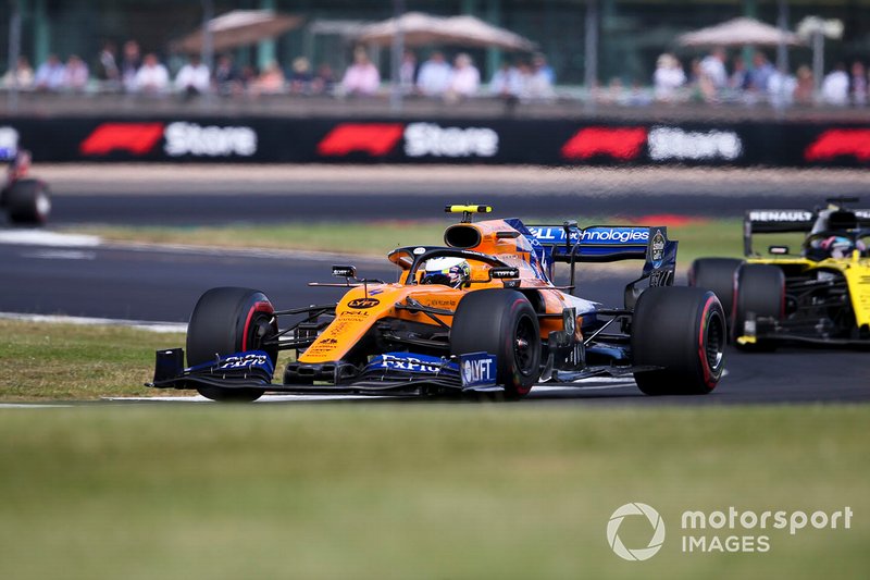 Lando Norris, McLaren MCL34, leads Daniel Ricciardo, Renault F1 Team R.S.19