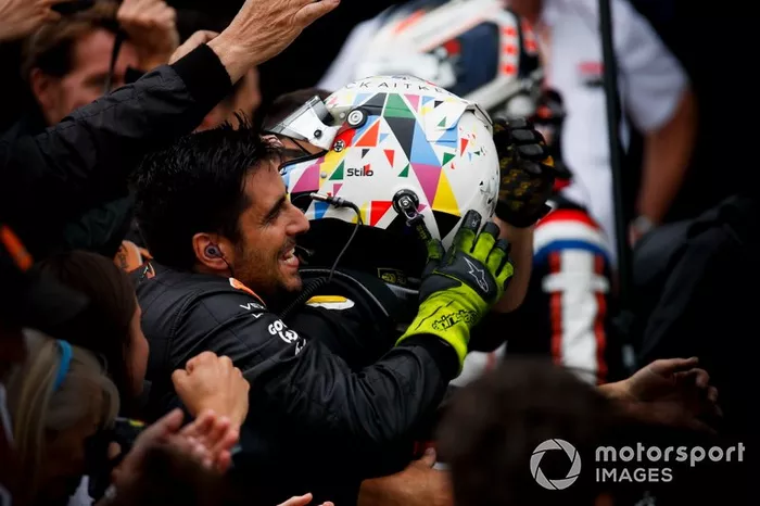 Race winner Jack Aitken, Campos Racing celebrates in parc ferme with his team
