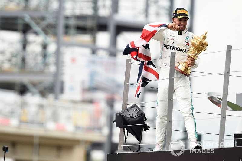 Il vincitore Lewis Hamilton, Mercedes AMG F1, festeggia sul podio