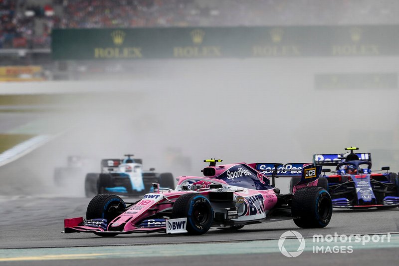 Lance Stroll, Racing Point RP19, precede Alexander Albon, Toro Rosso STR14