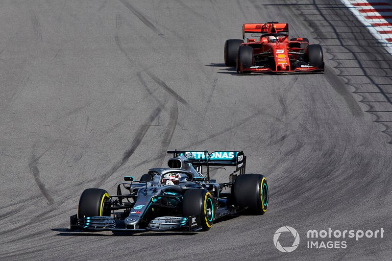 Lewis Hamilton, Mercedes AMG F1 W10, precede Sebastian Vettel, Ferrari SF90