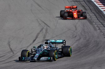 Lewis Hamilton, Mercedes AMG F1 W10, precede Sebastian Vettel, Ferrari SF90