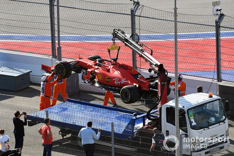 Marshall caricano l'auto di Sebastian Vettel, Ferrari SF90, su un camion