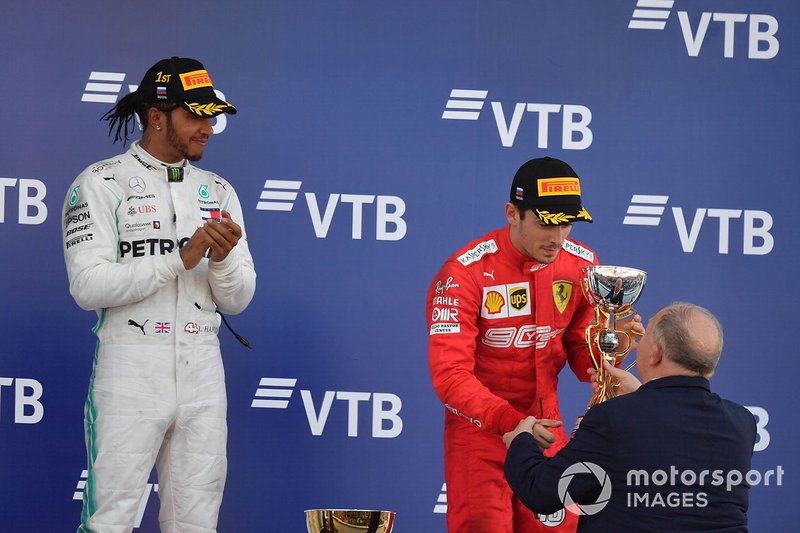 Charles Leclerc, Ferrari, terzo classificato, riceve il trofeo