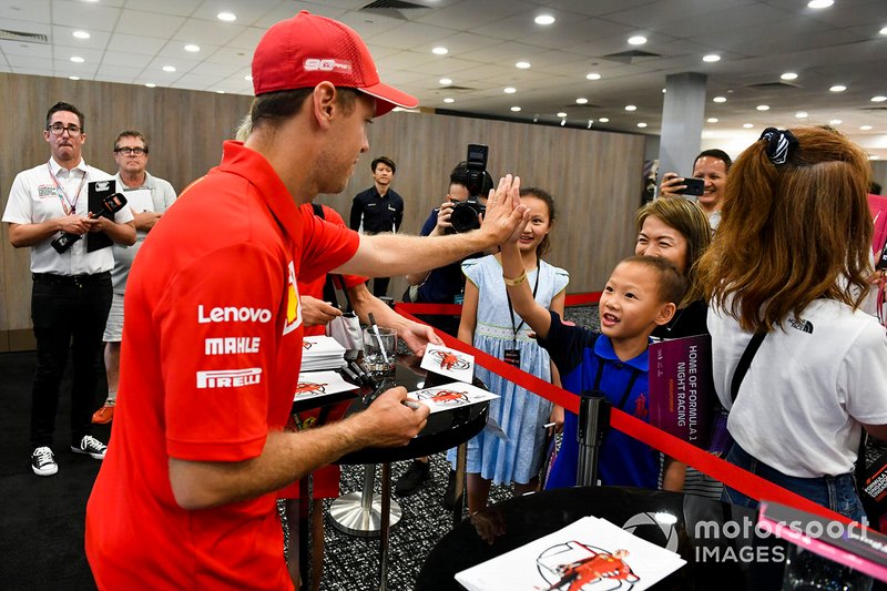 Sebastian Vettel, Ferrari firma un autografo ad un fan