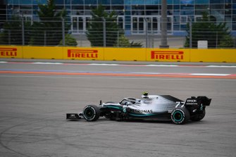 Valtteri Bottas, Mercedes AMG W10, dışarı taşıyor