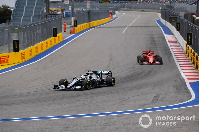 Lewis Hamilton, Mercedes AMG F1 W10, precede Charles Leclerc, Ferrari SF90