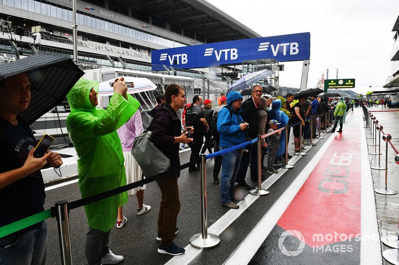 Des fans dans la ligne des stands