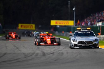 De Safety Car voor Charles Leclerc, Ferrari SF90, en Sebastian Vettel, Ferrari SF90