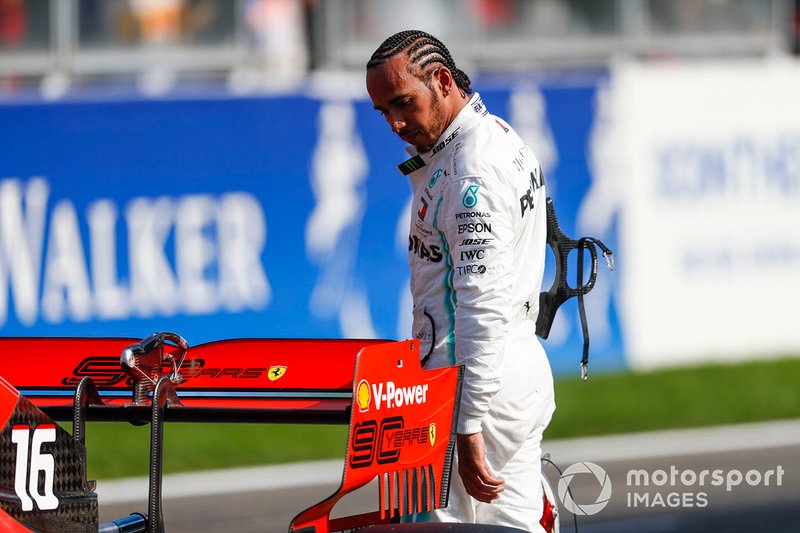 Lewis Hamilton, Mercedes AMG F1, inspecciona el coche de Charles Leclerc Ferrari SF90