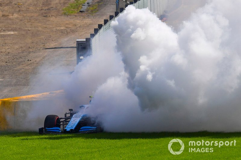Robert Kubica, Williams FW42, se estaciona con problemas técnicos y una gran columna de humo