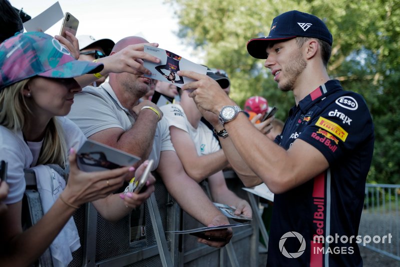 Pierre Gasly, Red Bull Racing firma un autografo ad un fan