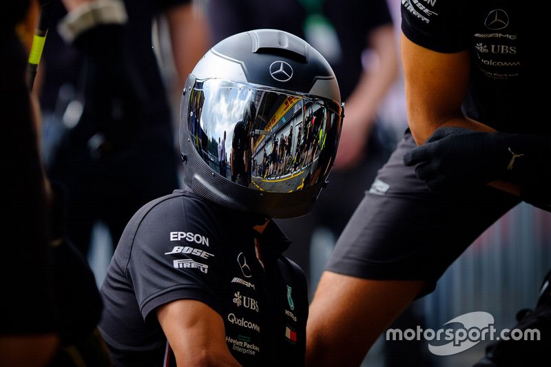 Membro da Mercedes AMG F1 durante treinos de pit stop