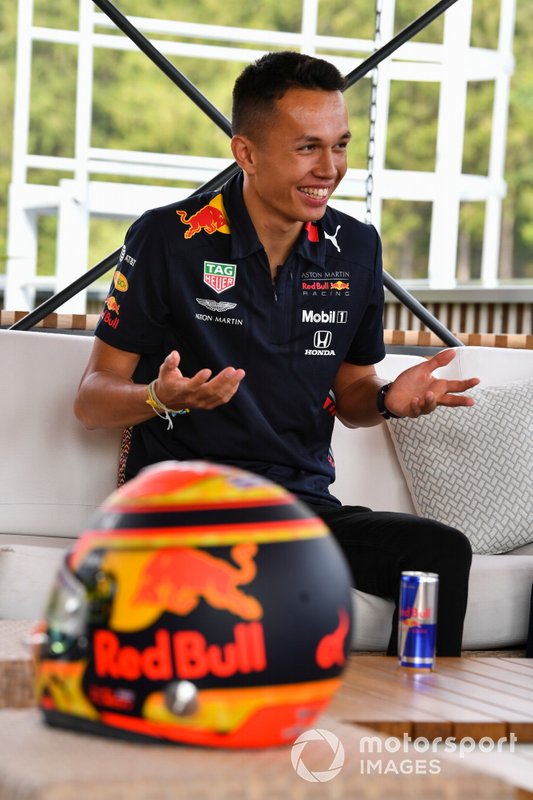 Alexander Albon, Red Bull, talks to Johnny Herbert