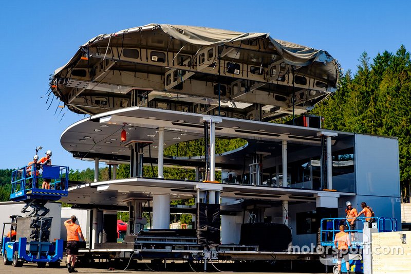 Моторхоум McLaren в процессе сборки