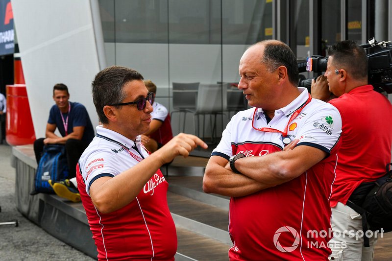 Frederic Vasseur, Team Principal, Alfa Romeo Racing, e Marcus Ericsson, pilota di riserva, Alfa Romeo Racing