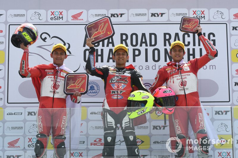 Podium AP250: second place Awhin Sanjaya, Astra Honda Racing Team, Rafid Topan Sucipto, Bike Corner SYS KYT Racing Team, third place Irfan Ardiansyah, Astra Honda Racing Team