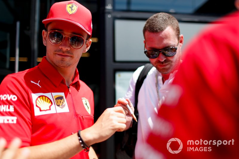 Charles Leclerc, Ferrari, firma un autografo