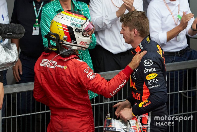 Sebastian Vettel, Ferrari, 2ª posición, felicita a Max Verstappen, Red Bull Racing, 1ª posición, en Parc Ferme
