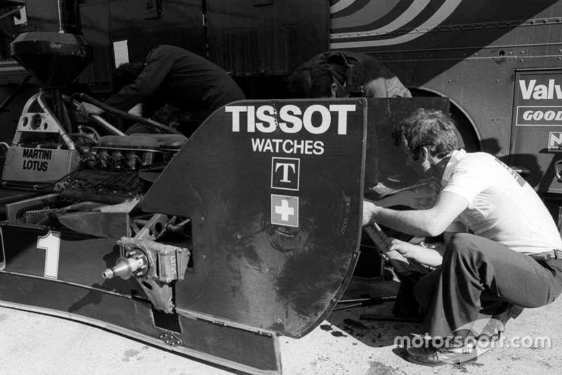 Mécano au travail sur la Lotus 80 de Mario Andretti