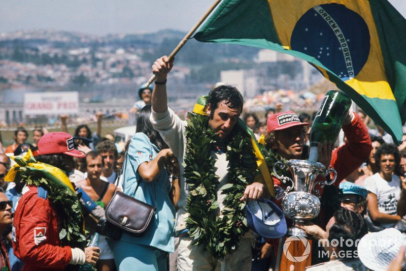 José Carlos Pace comemora vitória nos braços dos torcedores em Interlagos