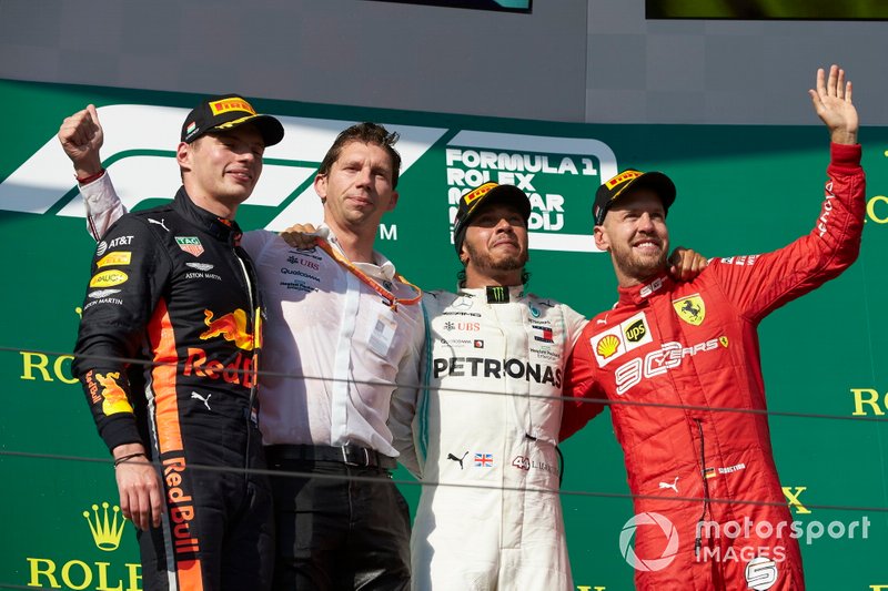 Il secondo classificato Max Verstappen, Red Bull Racing, Matt Deane, Capo Meccanico, Mercedes AMG, il primo classificato Lewis Hamilton, Mercedes AMG F1, e il terzo classificato Sebastian Vettel, Ferrari, sul podio