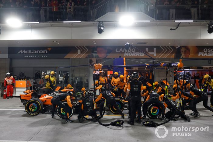 Lando Norris, McLaren MCL38, hace una parada en boxes