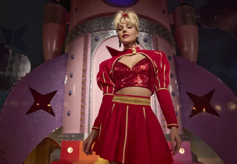 Pâmela Tomé als Xuxa Meneghel in Senna