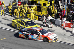 Crash dans les stands : Matt Kenseth, Joe Gibbs Racing Toyota et Regan Smith, Tommy Baldwin Racing Chevrolet