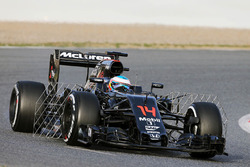 Fernando Alonso, McLaren MP4-31 uitgerust met sensoren